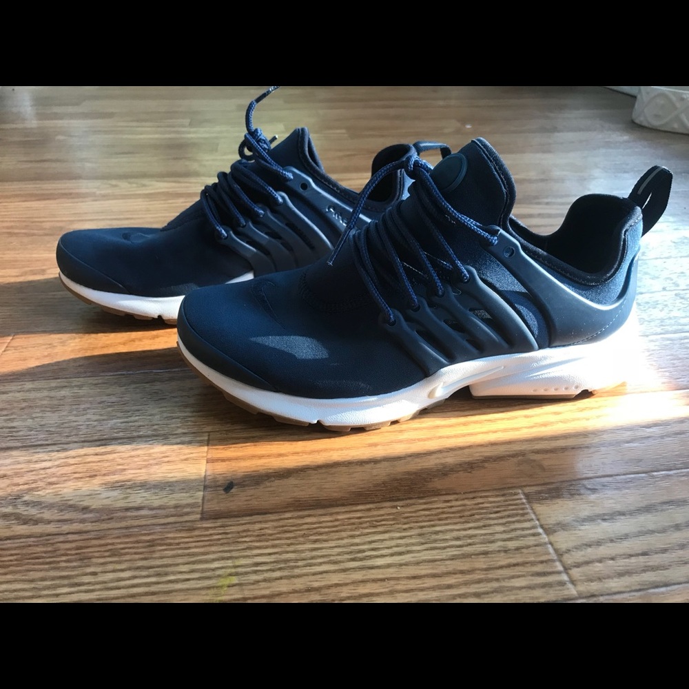 New Nike Shoes! (Size 8.5-9)